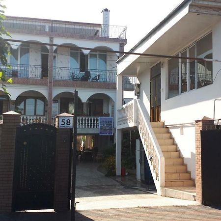 Merab House Batumi Esterno foto